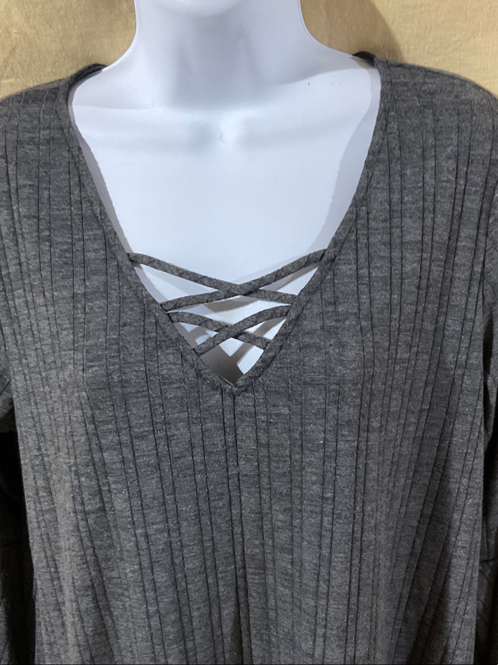 AB Studio Size L Dark Gray Ribbed Crisscross V-Neck Long Sleeve Top - Picture 2 of 6